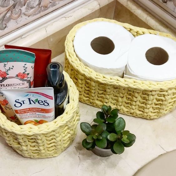10 Modelos Criativos de Porta-Papel Higiênico de Crochê 16 16. Porta papel higiênico de bancada, kit de organização.