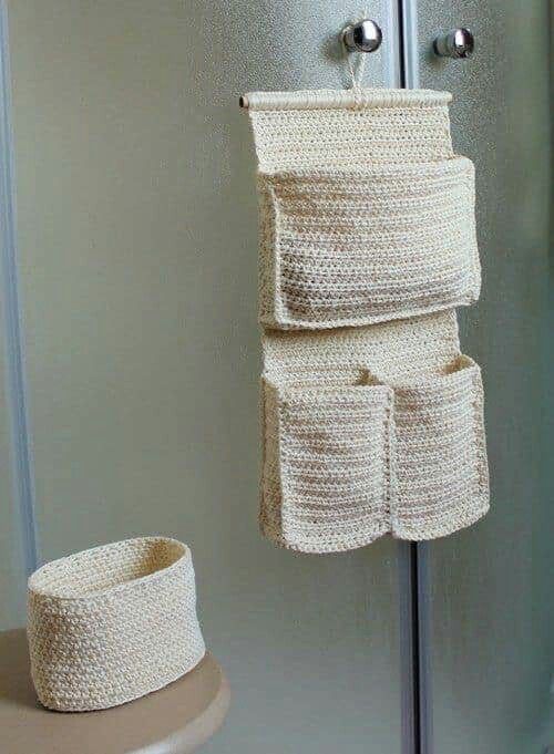 10 Modelos Criativos de Porta-Papel Higiênico de Crochê 6 6. Kit versátil de crochê para banheiros, em cordão cru.