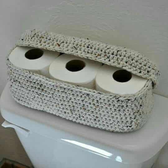 10 Modelos Criativos de Porta-Papel Higiênico de Crochê 7 7. Porta papel higiênico em estilo cesto horizontal, ideal para iniciantes.