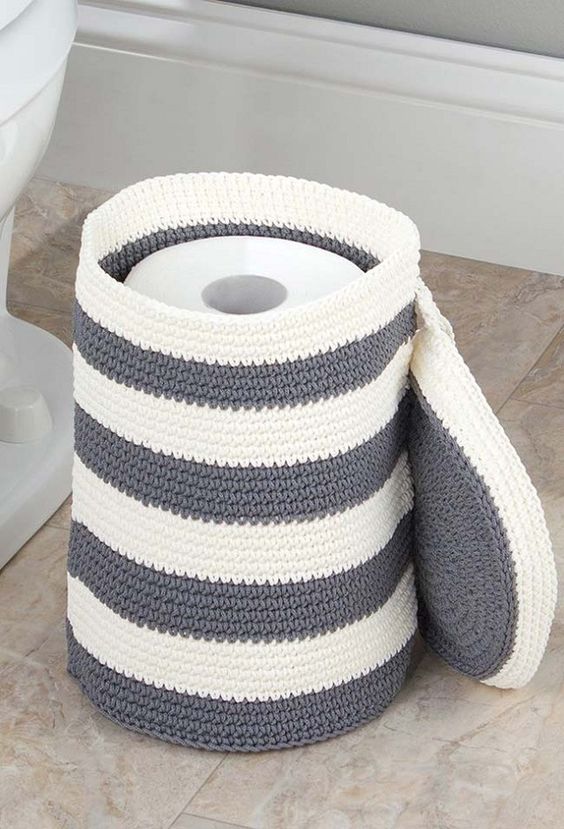 10 Modelos Criativos de Porta-Papel Higiênico de Crochê 8 8. Crochê em cinza e branco, harmonioso e sofisticado.
