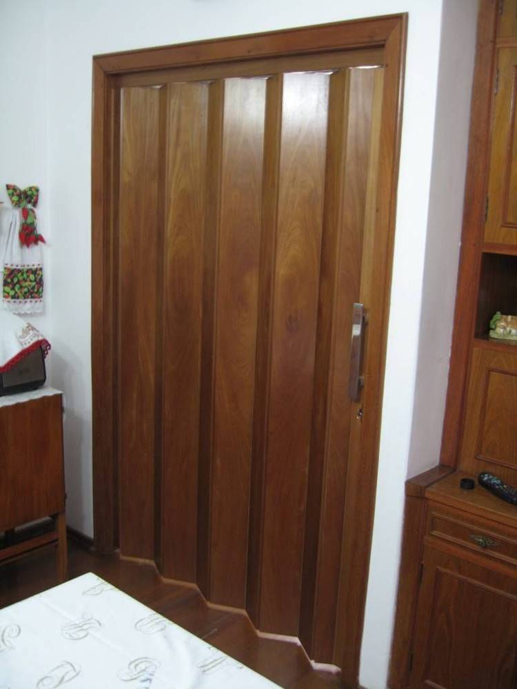 13 Modelos de Porta para Quarto que Você Vai Amar 5 Porta sanfonada, ideal para quartos pequenos devido à sua economia de espaço.