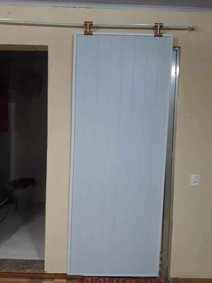 12 Portas de Correr de PVC para Otimizar Espaços de Forma Inteligente 2 2. Mas é claro, sabemos que nem sempre dá para escolher o melhor material por conta do preço. Porém, isso não será um problema ao sugerirmos as portas de PVC.