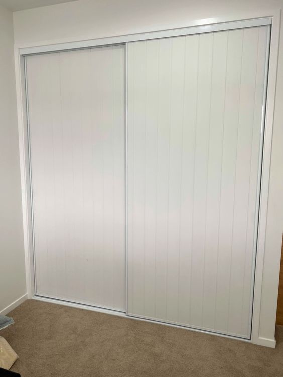 12 Portas de Correr de PVC para Otimizar Espaços de Forma Inteligente 3 3. Diante de uma excelente relação custo-benefício, é possível encontrar modelos a partir de 100 reais, sem considerar o preço de instalação.