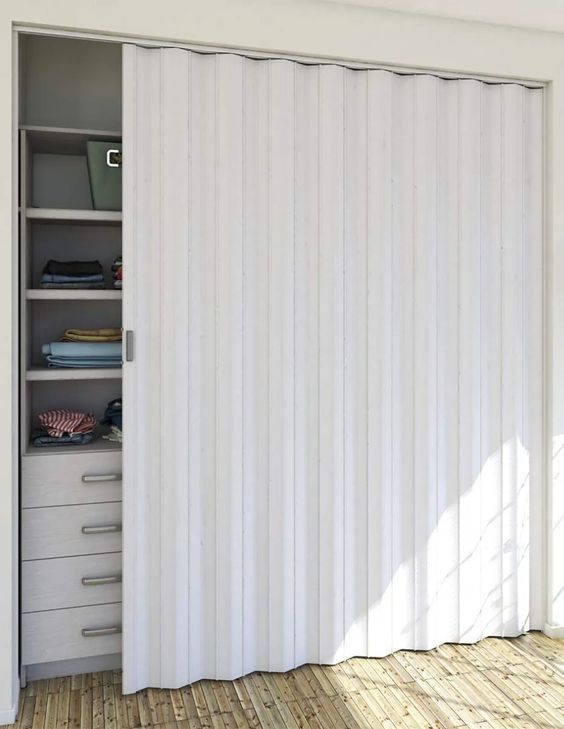 12 Portas de Correr de PVC para Otimizar Espaços de Forma Inteligente 4 4. Diante de outros materiais, a diferença é significativa. Usando PVC em seu projeto, você poderá economizar bastante, principalmente pela versatilidade do seu uso, que pode fechar até armários embutidos.