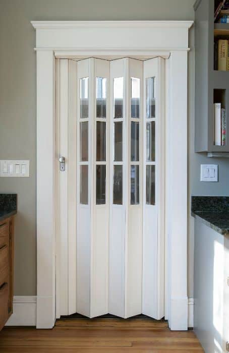 12 Portas de Correr de PVC para Otimizar Espaços de Forma Inteligente 7 7. Além disso, enquanto aberta, a porta convencional ocupa muito espaço, enquanto a porta de correr de PVC é compacta e permite contar com uma área maior disponível.