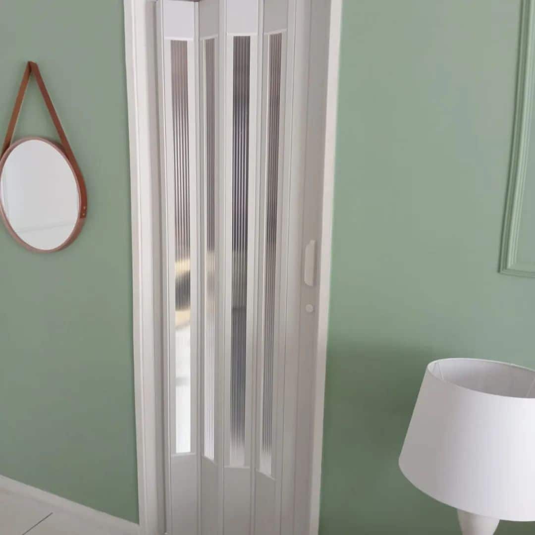12 Portas de Correr de PVC para Otimizar Espaços de Forma Inteligente 9 9. Até mesmo em locais próximos à praia, onde a maresia afeta bastante os itens da casa, a porta de PVC se mantém intacta por muitos anos.