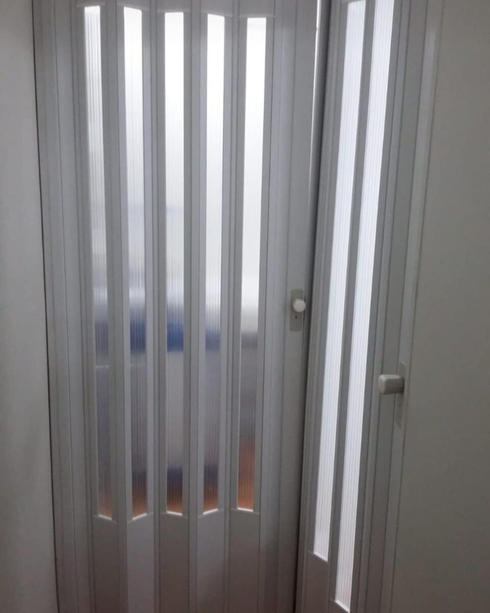 12 Portas de Correr de PVC para Otimizar Espaços de Forma Inteligente 10 10. Vale destacar que o material se adapta tanto a temperaturas elevadas quanto baixas, sem sofrer alterações.