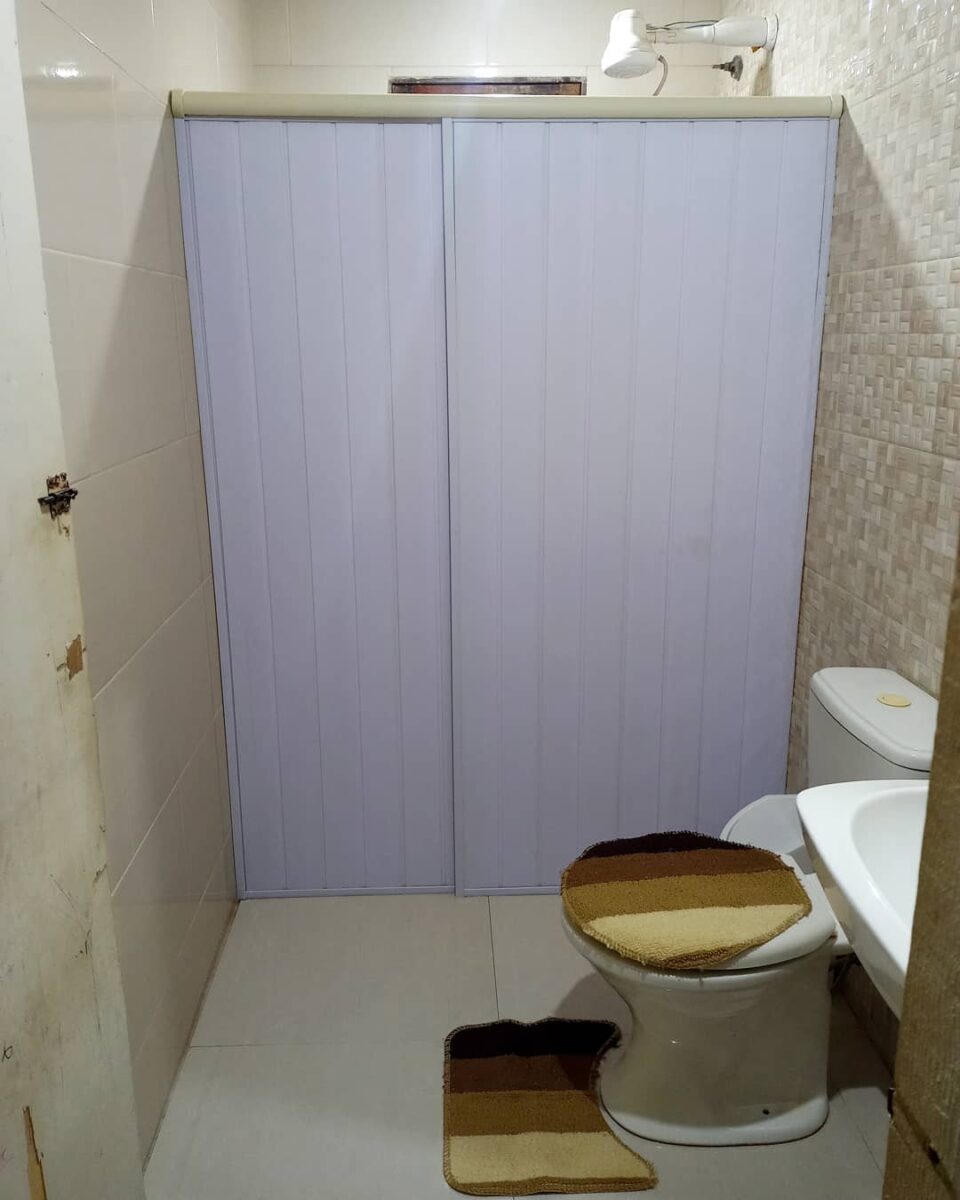 12 Portas de Correr de PVC para Otimizar Espaços de Forma Inteligente 12 12. A versatilidade é tanta que esse modelo pode ser utilizado até no banheiro, como box.