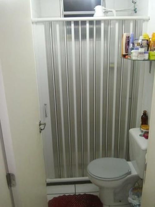 12 Portas de Correr de PVC para Otimizar Espaços de Forma Inteligente 13 13. Como resiste bem à água e umidade, é tranquilo usar o PVC como material para box, além de ter um preço atrativo.