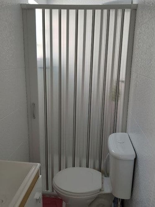 12 Portas de Correr de PVC para Otimizar Espaços de Forma Inteligente 14 14. Não precisa se preocupar com a segurança! As portas de PVC seguem normas de segurança, garantindo que o material cumpra todas as suas promessas.