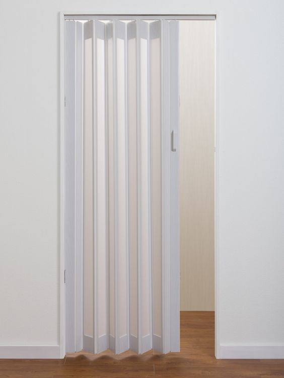 12 Portas de Correr de PVC para Otimizar Espaços de Forma Inteligente 15 15. Quanto à segurança, o item é bastante resistente, diminuindo problemas como arrombamentos.