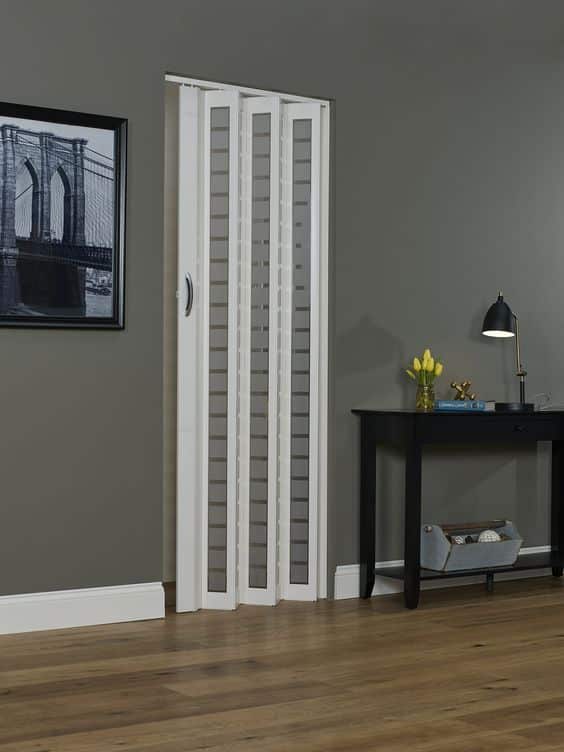 12 Portas de Correr de PVC para Otimizar Espaços de Forma Inteligente 19 19. Sabemos que na rotina é complicado manter tudo limpo. Dessa forma, a porta de PVC pode amarelar com o tempo.