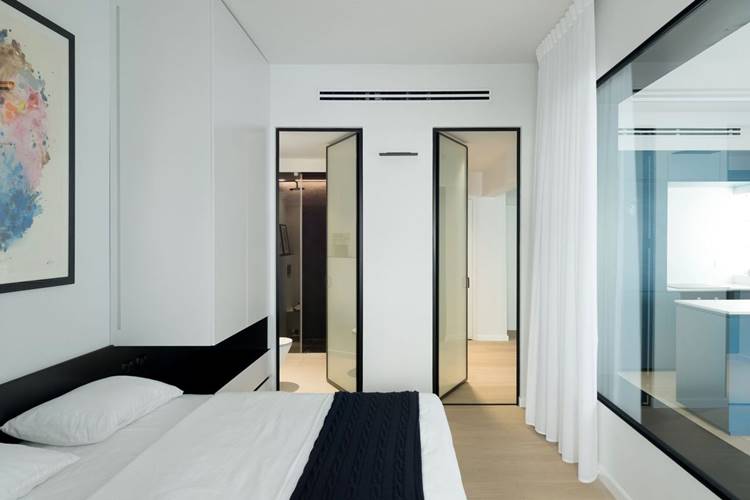 13 Modelos de Porta para Quarto que Você Vai Amar 2 Porta de vidro para quarto, conveniente para conexão com o banheiro e outros cômodos da casa.
