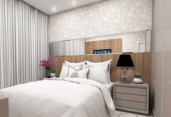 5 Ideias para Quarto de Casal Planejado 2 A cama encaixada no centro dá espaço para movimentação nas laterais.