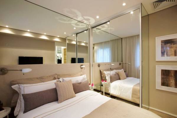 5 Ideias para Quarto de Casal Planejado 3 Cômodos pequenos ficam mais amplos com espelhos.
