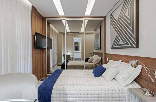 5 Ideias para Quarto de Casal Planejado 10 Ambientes pequenos ganham espaço com o acréscimo de espelhos.