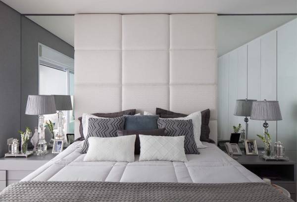 5 Ideias para Quarto de Casal Planejado 19 A combinação de cabeceira estofada branca com espelhos, certamente enche o quarto do casal de luxo.