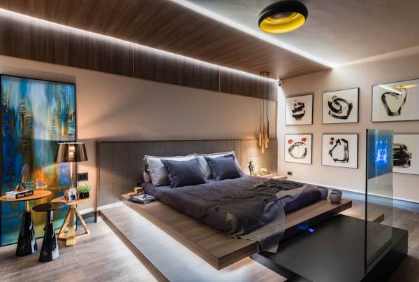 5 Ideias para Quarto de Casal Planejado 20 Falando em luxo, a base iluminada e o painel de vidro para TV são itens extremamente luxuosos.