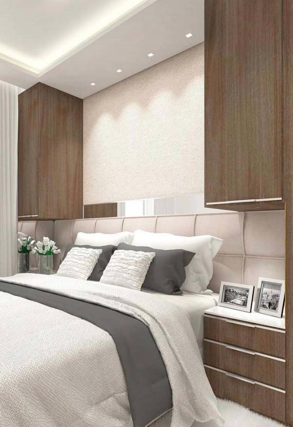 5 Ideias para Quarto de Casal Planejado 6 Aproveite o espaço sobre o criado mudo para instalar armário e aumentar a capacidade de armazenamento.