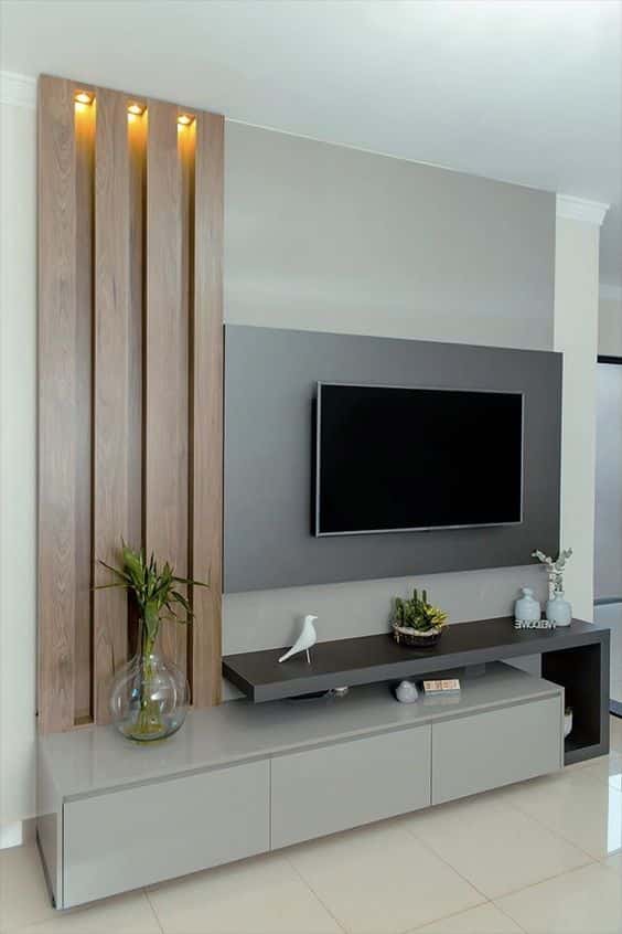 Uma dúvida que tem sido bastante comum é se é melhor apostar em um rack ou usar somente um painel para a televisão, mas separamos algumas inspirações que mostram como ambos podem ser utilizados em conjunto.