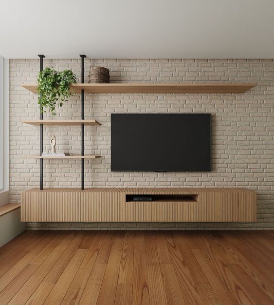 Lembra que trouxemos ideias com estante embutida? Nesse caso, a estante é completamente aparente e similar a uma escada, sendo perfeita para contar com itens decorativos.