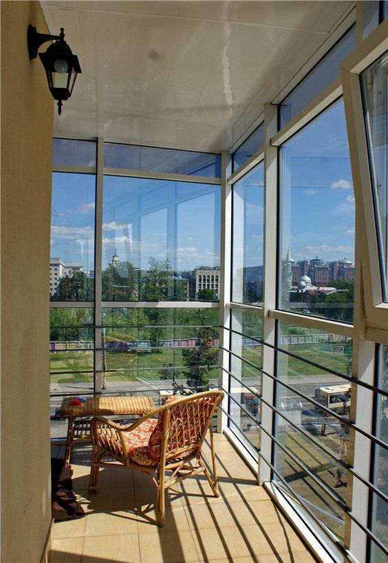 O modelo sacada em L também combina muito com o material de vidro, criando uma visão panorâmica perfeita para quem mora em apartamentos