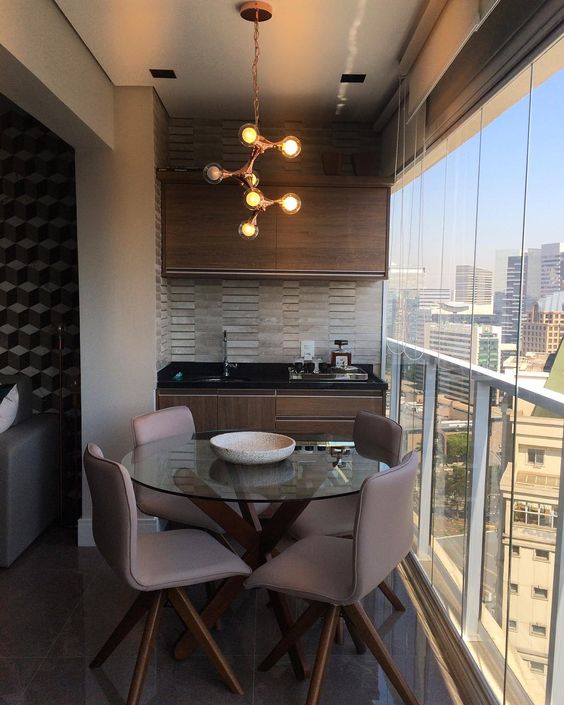 Espaço bonito para refeições com uma vista da cidade, ideal para quem mora em apartamento
