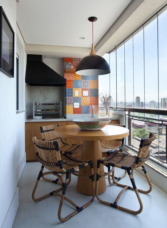 Espaço bem aproveitado para churrasco, perfeito para receber amigos com uma visão ampla da cidade
