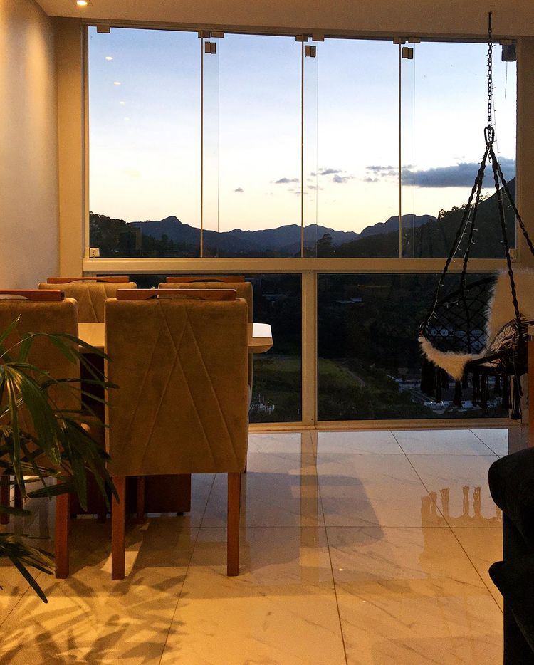 A sacada composta inteiramente por vidro mostra que não precisa de tanto espaço para inovar na decoração