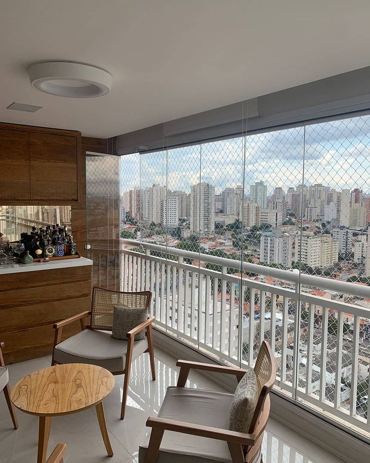 Espaço para bebidas para tornar o espaço bem utilizado, com um lugar confortável para sentar e receber amigos