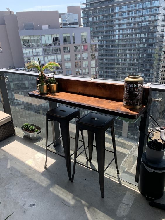 Pequeno balcão para comer enquanto admira a vista, de modo simples e barato