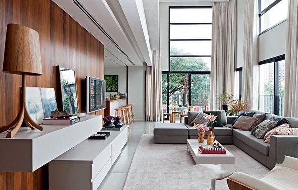 14 Inspirações Impressionantes para Sala com Pé Direito Duplo 18 Ampla e espaçosa com dois ambientes e muitos móveis.