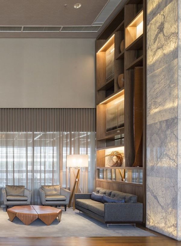 14 Inspirações Impressionantes para Sala com Pé Direito Duplo 15 Decoração mais escura com maior luz natural.