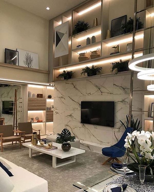 14 Inspirações Impressionantes para Sala com Pé Direito Duplo 10 Acrescentar estantes altas ao ambiente.