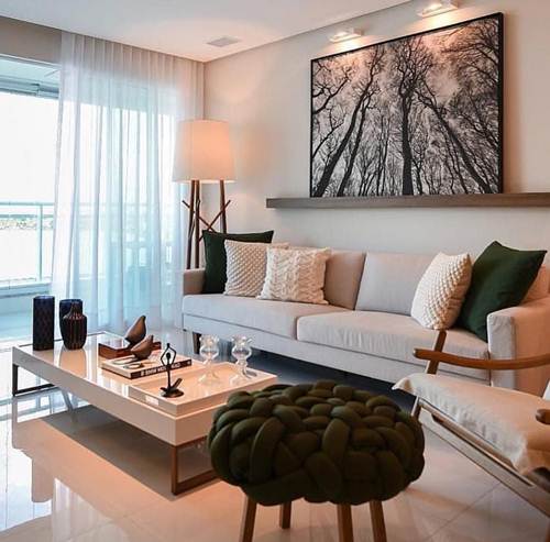 15 Ideias de Salas de TV Decoradas que Você Vai Adorar 1 Na prateleira de madeira maciça acima do sofá, o grande quadro chama a atenção!