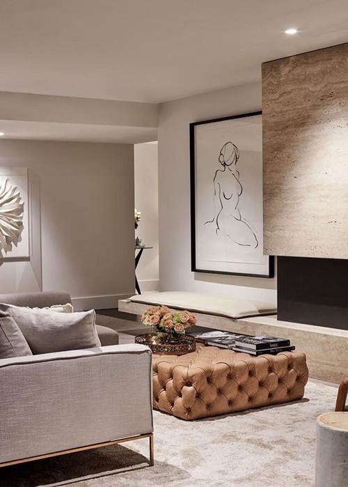 15 Ideias de Salas de TV Decoradas que Você Vai Adorar 2 A mesa de centro estofada e o quadro feminino compõem uma decoração delicada e muito sofisticada!