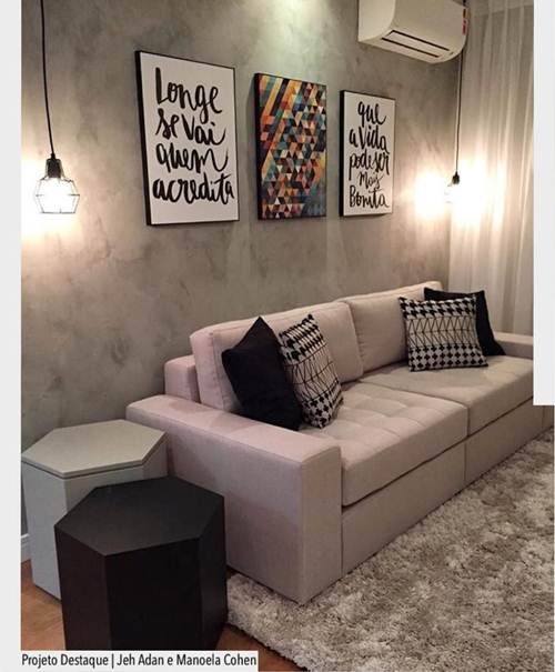 15 Ideias de Salas de TV Decoradas que Você Vai Adorar 18 A parede de cimento queimado dá um toque descontraído e irreverente à decoração da sala de TV!