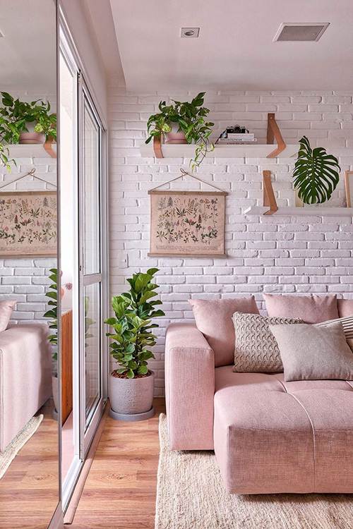 15 Ideias de Salas de TV Decoradas que Você Vai Adorar 16 Um toque de delicadeza e ainda mais feminilidade na sala de TV com o sofá rosa!
