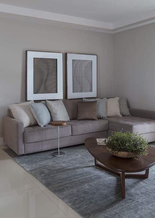 15 Ideias de Salas de TV Decoradas que Você Vai Adorar 15 Minimalismo em tons terrosos!