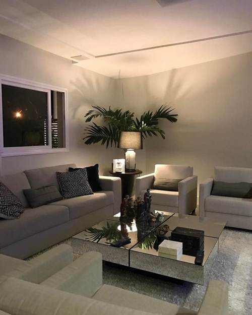 15 Ideias de Salas de TV Decoradas que Você Vai Adorar 12 Para quem não abre mão de um móvel espelhado na decoração!