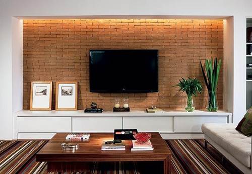 15 Ideias de Salas de TV Decoradas que Você Vai Adorar 11 O painel de TV de tijolos pode ser feito com papel de parede!