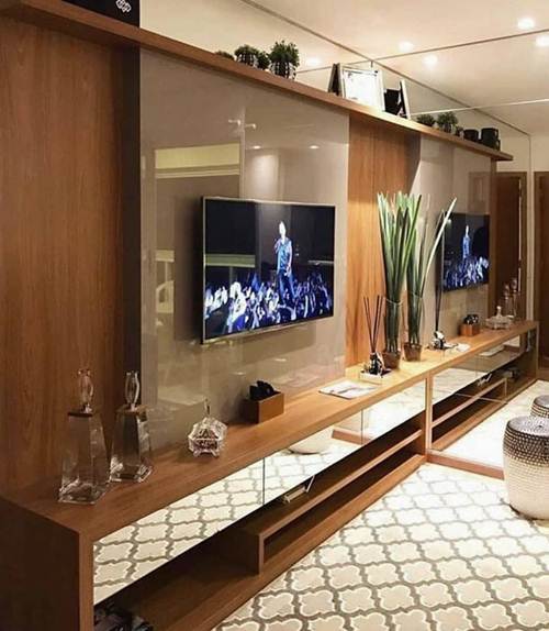 15 Ideias de Salas de TV Decoradas que Você Vai Adorar 20 O espelho lateral alonga a sala de TV decorada com sofisticação.