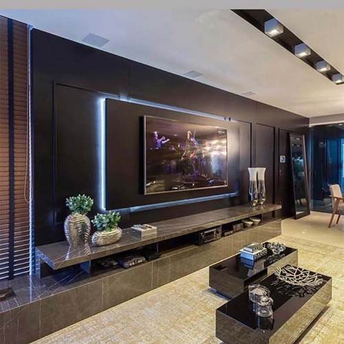 15 Ideias de Salas de TV Decoradas que Você Vai Adorar 5 O painel preto iluminado fez a diferença!