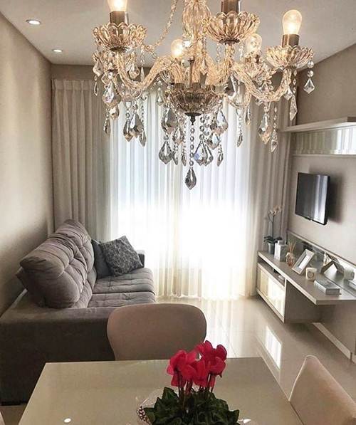 15 Ideias de Salas de TV Decoradas que Você Vai Adorar 3 Uma sala de TV simples conjugada com sala de jantar pode ganhar vida com um lustre de cristal deslumbrante!