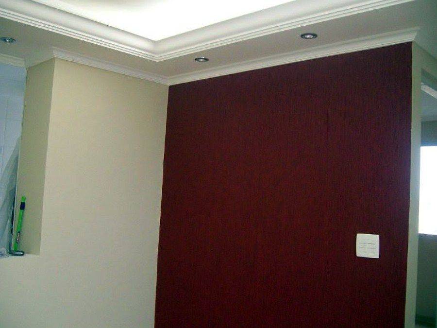 10 Inspirações de Salas com Grafiato que Você Vai Adorar 13 O uso de grafiato nesta sala permite mudar a cor das paredes sem a necessidade de reaplicação, conferindo versatilidade ao ambiente.