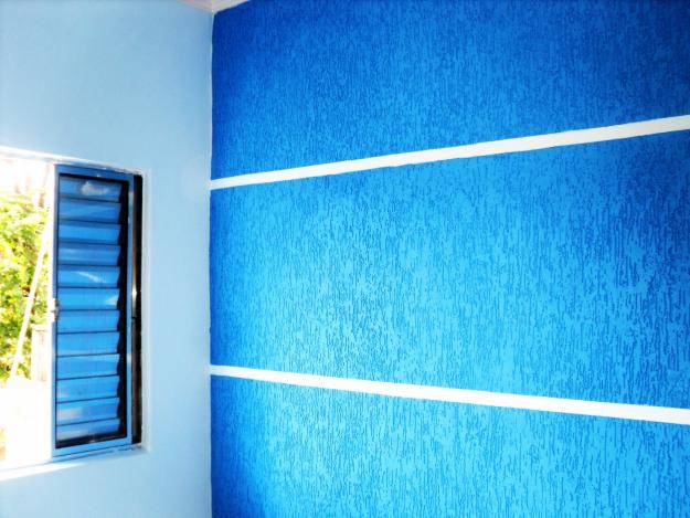 10 Inspirações de Salas com Grafiato que Você Vai Adorar 16 Esta imagem confirma as vantagens do grafiato para decorar e proteger a sala, além de ser uma opção funcional.