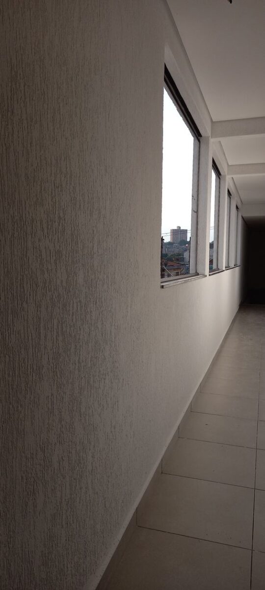 10 Inspirações de Salas com Grafiato que Você Vai Adorar 4 Esta imagem evidencia a sofisticação e modernização que o grafiato proporciona, graças às suas diferentes texturas, formas e cores.