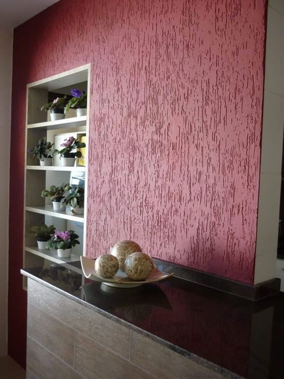 10 Inspirações de Salas com Grafiato que Você Vai Adorar 5 Nesta sala, o revestimento acrílico de grafiato deixa a superfície com um aspecto áspero e rústico, variando conforme o distribuidor do produto.
