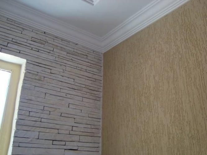 10 Inspirações de Salas com Grafiato que Você Vai Adorar 8 Esta imagem evidencia os novos efeitos na parede proporcionados pelo uso do grafiato e o mineral específico que compõe seu material.