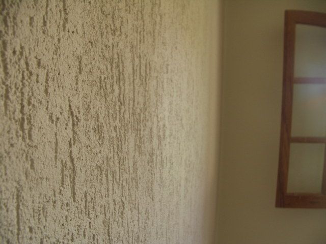 10 Inspirações de Salas com Grafiato que Você Vai Adorar 11 Nesta sala, o grafiato é utilizado pelas vantagens que oferece, como impermeabilização e durabilidade da cor aplicada.